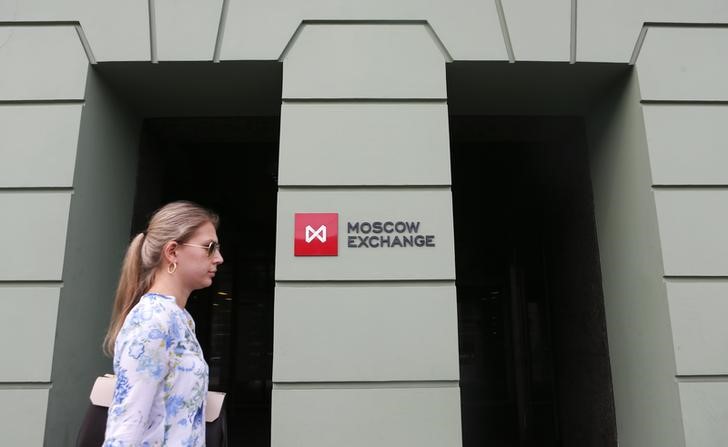 © Reuters. Женщина проходит мимо здания Московской биржи
