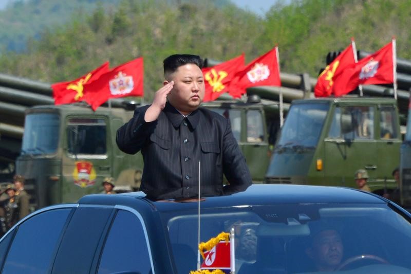 © Reuters. North Korea's leader Kim Jong Un watches a military drill marking the 85th anniversary of the establishment of the Korean People's Army