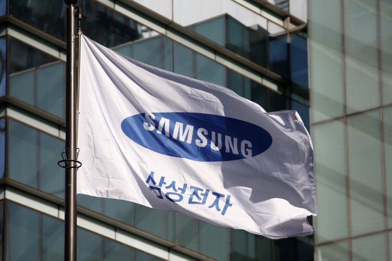 © Reuters. A flag bearing the logo of Samsung Electronics is pictured at its headquarters in Seoul