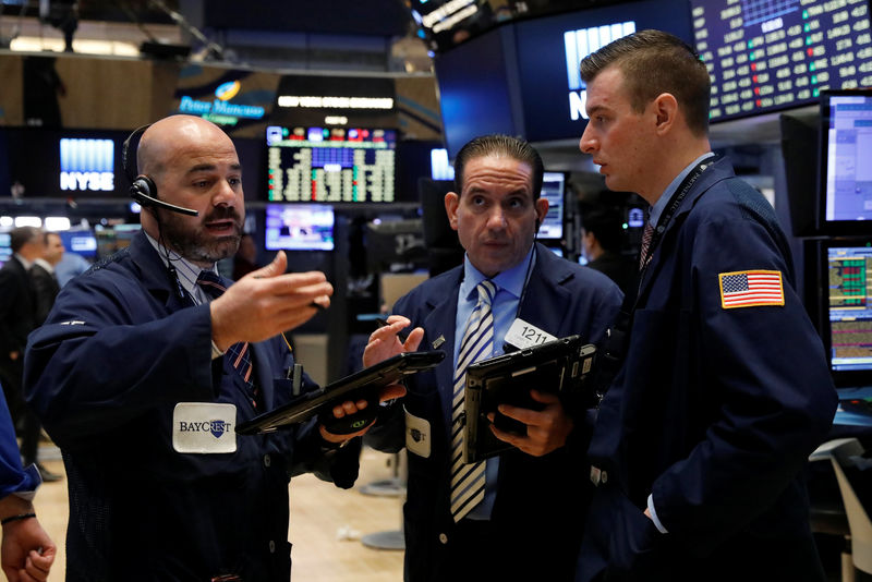 © Reuters. Traders work on the floor of the New York Stock Exchange (NYSE) in New York