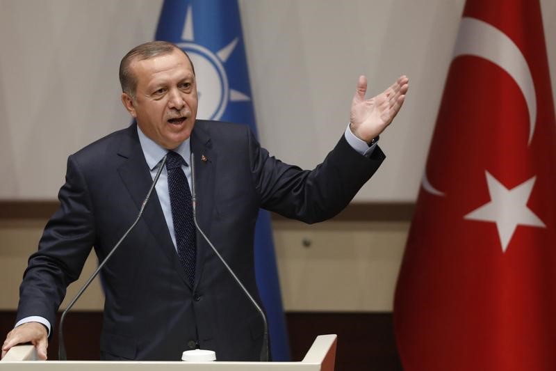 © Reuters. إردوغان يقول إنه سيبحث العمليات في سوريا مع بوتين