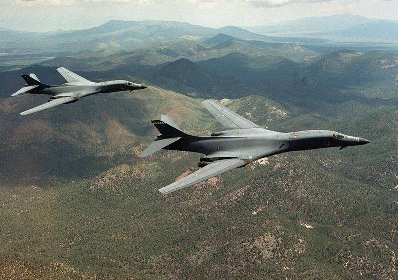 © Reuters. Dois bombardeiros B-1B Lancer sobrevoam Wyoming