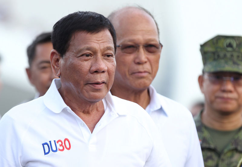 © Reuters. Philippine President Rodrigo Duterte tours a Chinese Naval ship during a visit to Davao