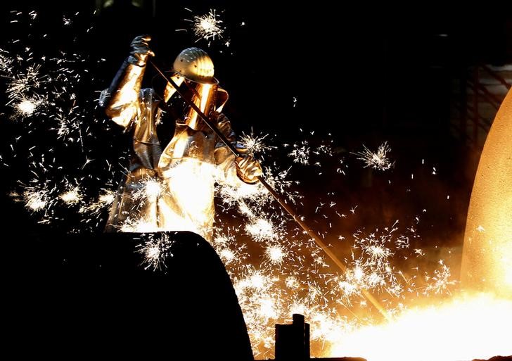 © Reuters. FILE PHOTO: A German steelmaker ThyssenKrupp worker controls a blast furnace in Duisburg