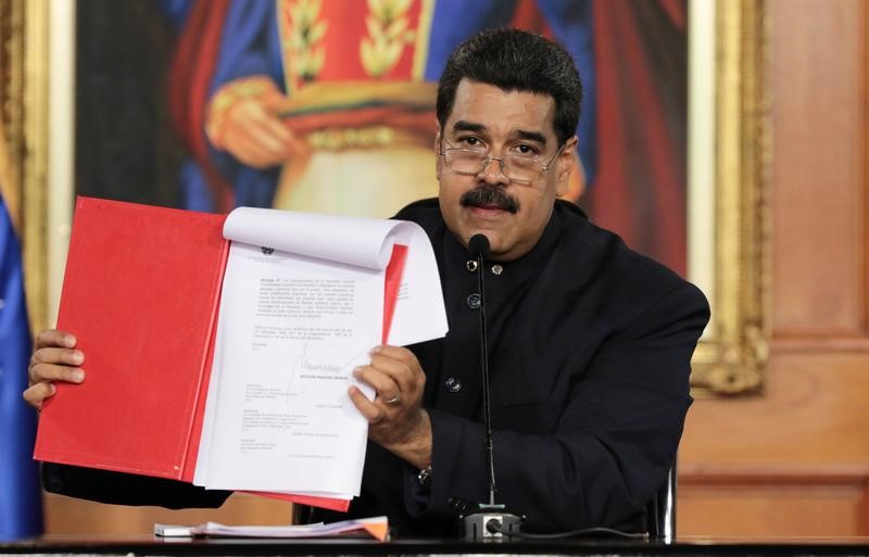 © Reuters. O presidente da Venezuela, Nicolás Maduro, mostra um documento durante cerimônia no Palácio de Miraflores, em Caracas, na Venezuela.