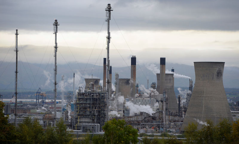 © Reuters. FILE PHOTO: A general view of the Grangemouth oil refinery, at Grangemouth in Scotland