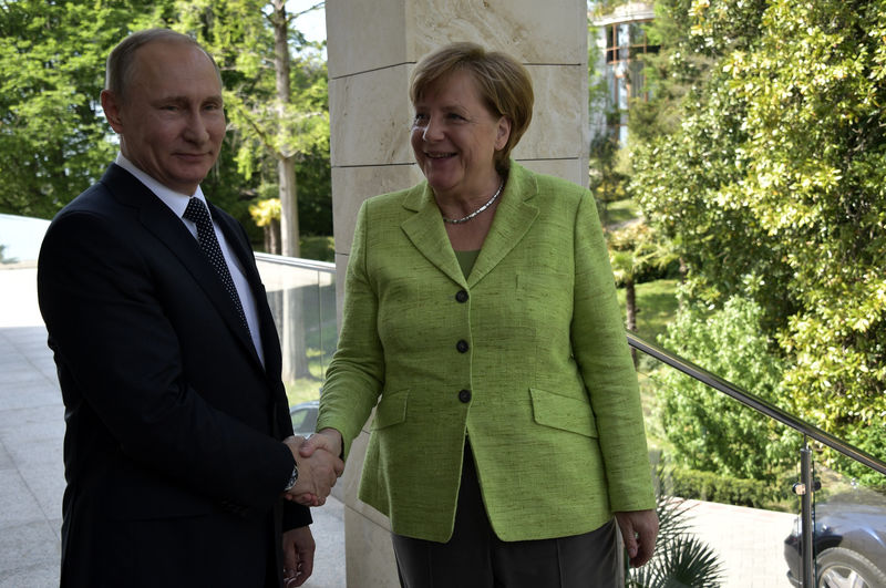 © Reuters. Russian President Putin meets with German Chancellor Merkel at Bocharov Ruchei state residence in Sochi