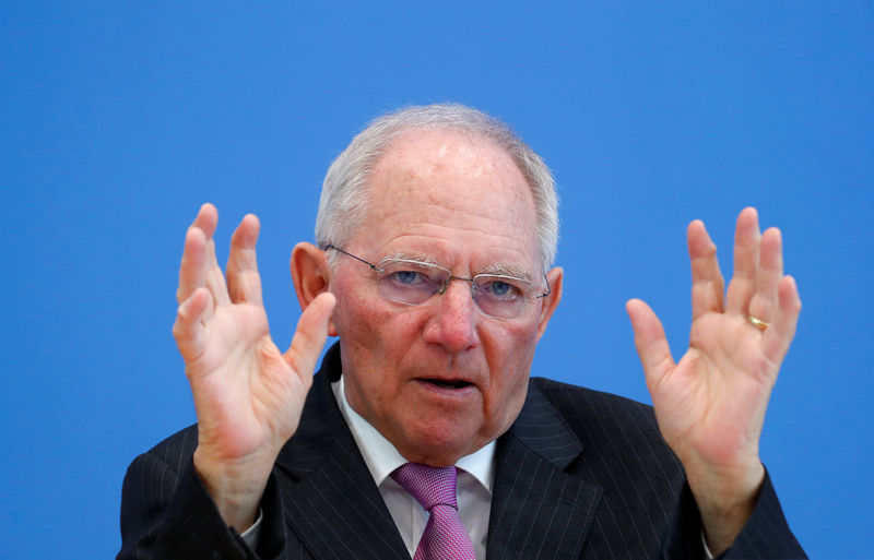 © Reuters. FILE PHOTO: German Finance Minister Schaeuble presents draft budget for 2018 in Berlin