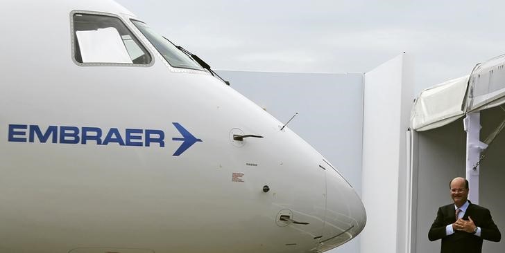 © Reuters. CEO da Embraer, Frederico Curado, ao lado de um avião E190-E2 da Embraer, em São José dos Campos