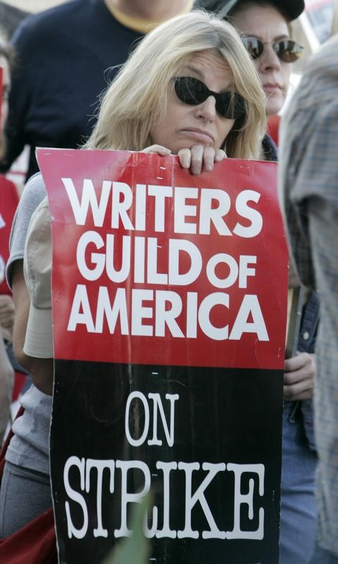 © Reuters. Los guionistas de Hollywood evitan la huelga