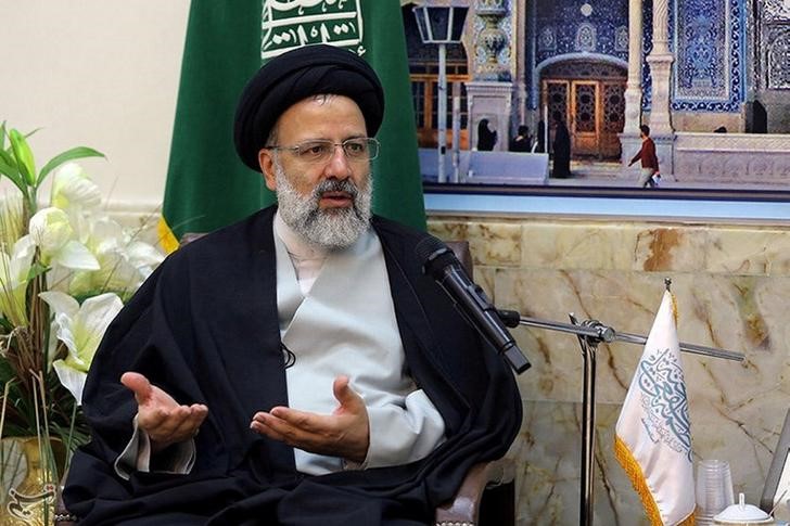 © Reuters. FILE PHOTO: Iranian senior cleric Ebrahim Raisis gestures as he meets grand clerics in the holy city of Qom