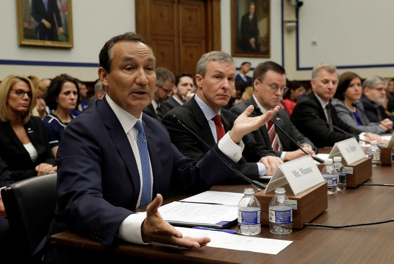 © Reuters. UA CEO Munoz and president Kirby testify at U.S. airline customer service hearing at the U.S. Capitol in Washington