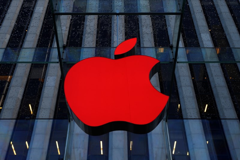 © Reuters. An Apple logo hangs above the entrance to the Apple store on 5th Avenue in the Manhattan borough of New York