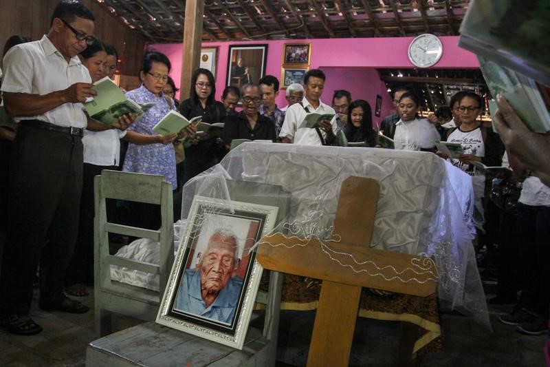 © Reuters. أقارب "أكبر معمر في العالم" يقولون إنه توفي عن 146 عاما باندونيسيا