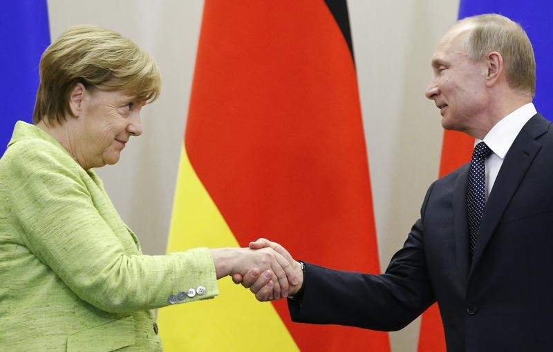 © Reuters. Presidente russo, Vladimir Putin, e chanceler alemã, Angela Merkel, em Sochi