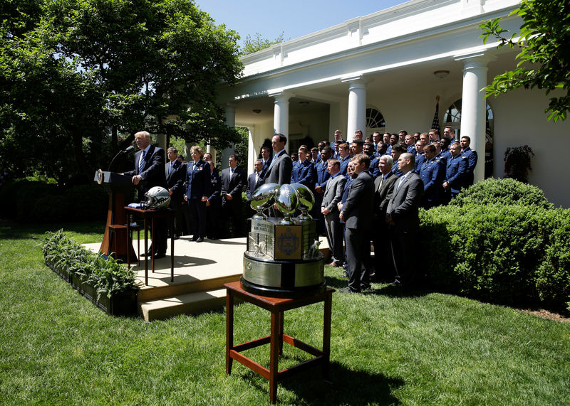 © Reuters. U.S. President Donald Trump presents the U.S. Air Force Academy football team with the Commander-in-Chief trophy in the Rose Garden of the White House in Washington