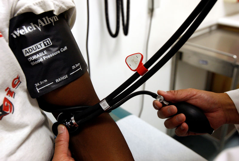 © Reuters. FILE PHOTO: A doctor checks the blood pressure of a patient in downtown Los Angeles