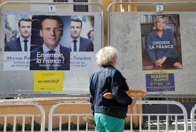 © Reuters. MACRON ET LE PEN ENFIN FACE À FACE MERCREDI