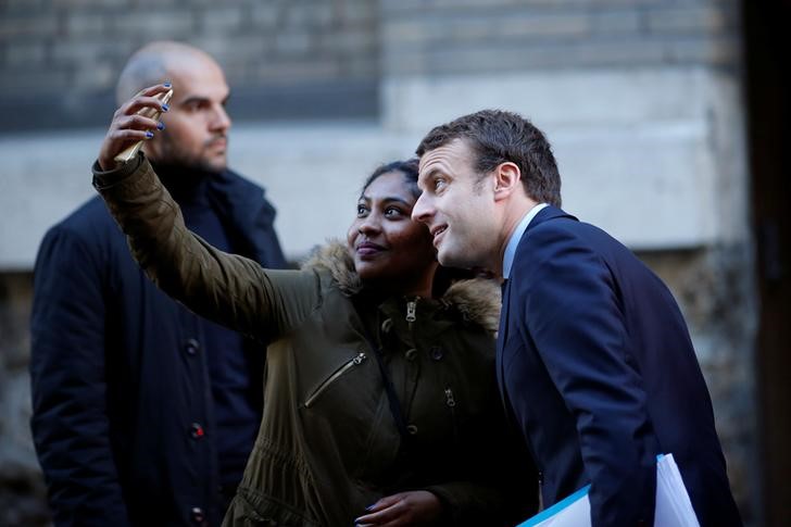 © Reuters. Emmanuel Macron posa para foto ao deixar sua residência em Paris