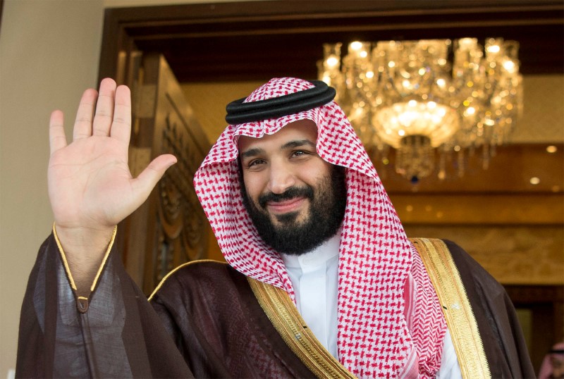 © Reuters. FILE PHOTO: Saudi Deputy Crown Prince Mohammed bin Salman waves as he meets with Philippine President Rodrigo Duterte in Riyadh