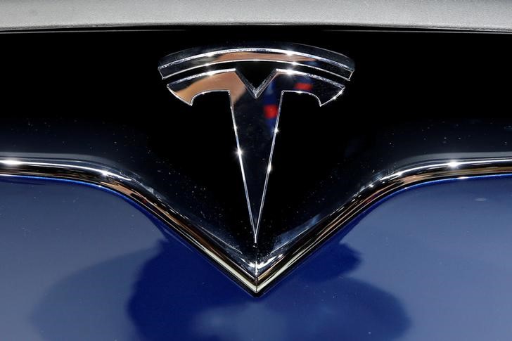 © Reuters. A Tesla logo is seen on media day at the Paris auto show, in Paris