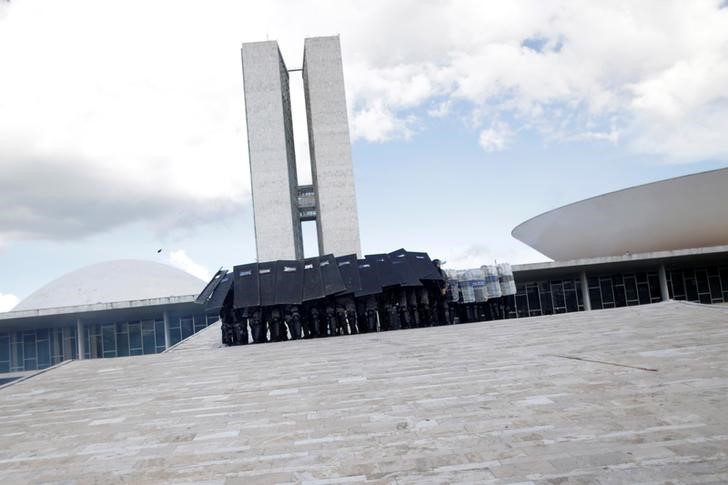 © Reuters. Polícia em frente ao Congresso em Brasília