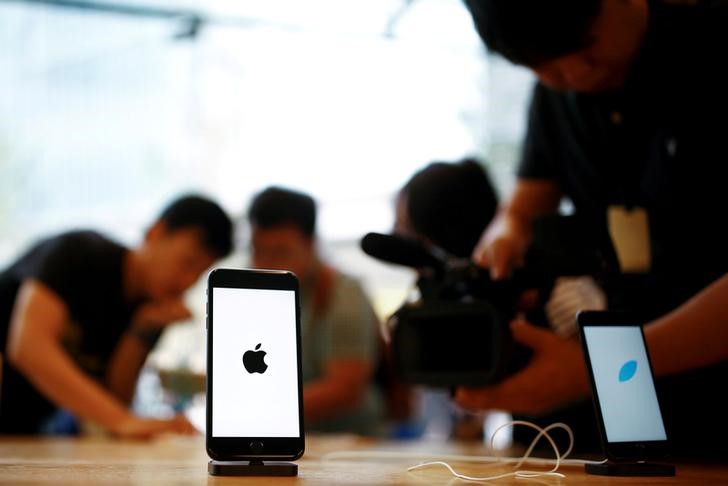 © Reuters. Members of the media film the new iPhone 7 at an Apple store in Beijing