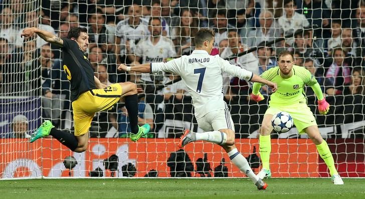 © Reuters. Foto del martes del delantero del Real Madrid Cristiano Ronaldo marcando su segundo gol ante el Atlético