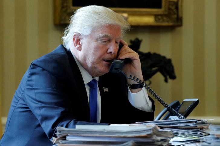 © Reuters. O presidente dos Estados Unidos, Donald Trump, fala por telefone com o presidente russo Vladimir Putin, na Casa Branca, em Washington