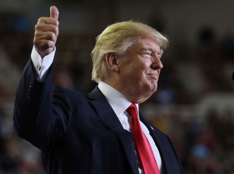 © Reuters. U.S. President Donald Trump leads a rally marking his first 100 days in office in Harrisburg