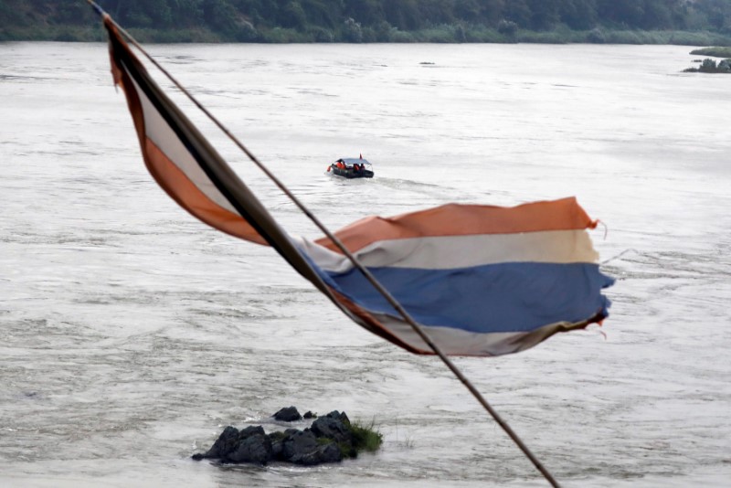 © Reuters. Chinese boat with team of geologists surveys Mekong River at border between Laos and Thailand
