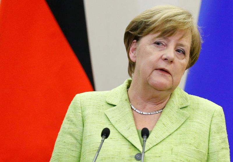 © Reuters. استطلاع: المحافظون بزعامة ميركل يوسعون صدارتهم على الديمقراطيين الاشتراكيين بألمانيا