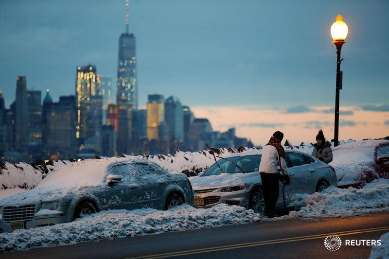 © Reuters. Residents clear their cars and street of snow in Weehawken