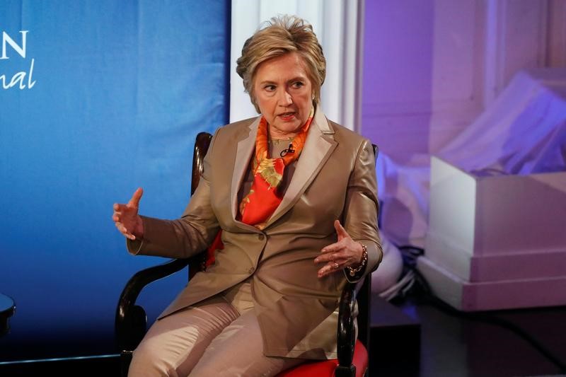 © Reuters. Clinton dice que carta director FBI y hackers rusos la hicieron perder las elecciones
