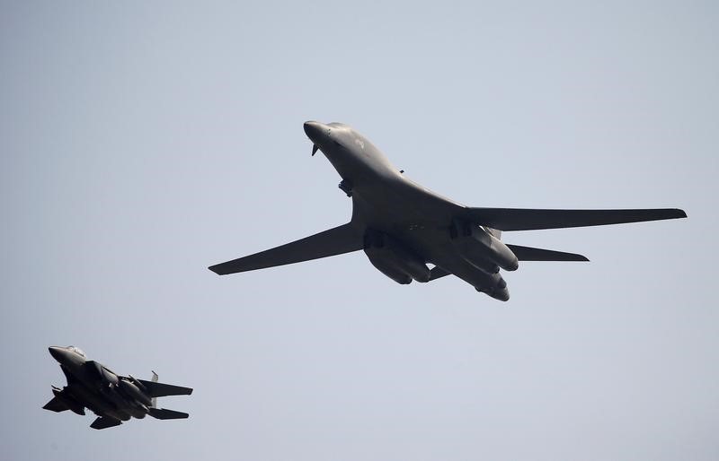 © Reuters. الصين تدعو لضبط النفس بعد تحليق قاذفتين أمريكيتين فوق شبه الجزيرة الكورية