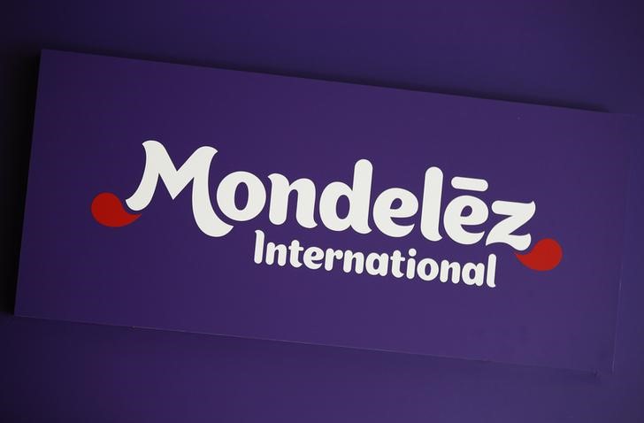 © Reuters. Логотип Mondelez International на здании компании в Цюрихе