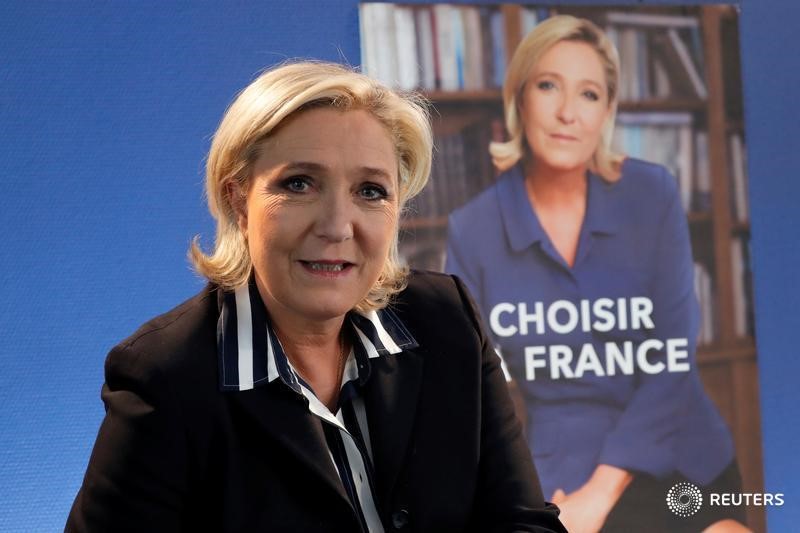© Reuters. Le Pen considera el euro un lastre y contemplaría controles de capital si gana