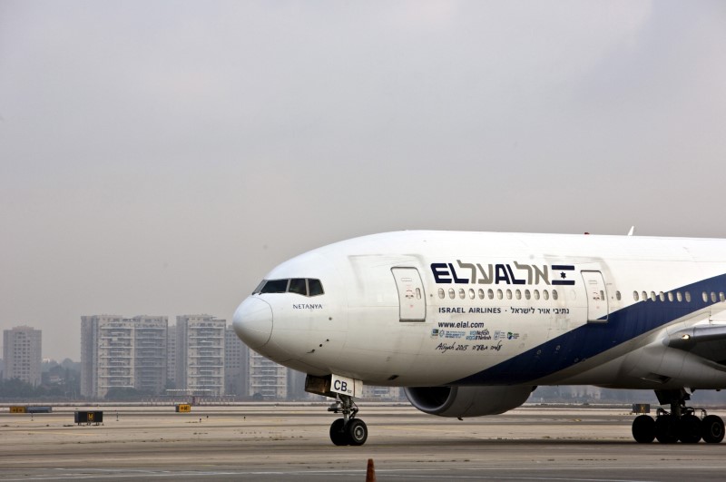 © Reuters. FILE PHOTO: An El Al Airlines aircraft is seen at Ben Gurion International Airport near Tel Aviv