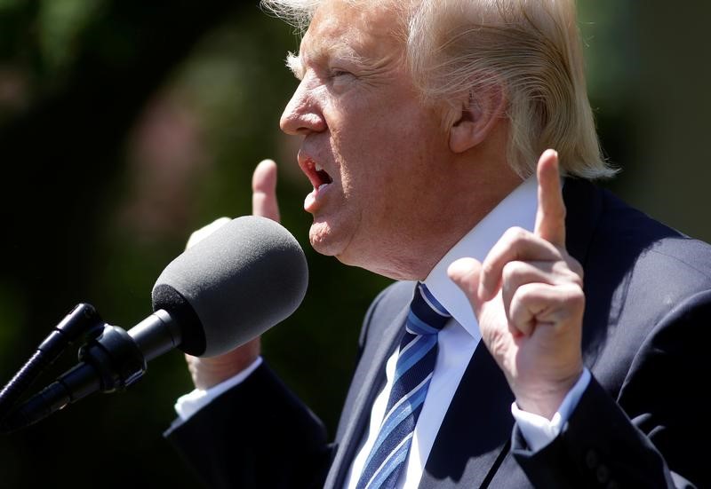 © Reuters. U.S. President Donald Trump speaks as he presents the U.S. Air Force Academy football team with the Commander-in-Chief trophy in the Rose Garden of the White House in Washington