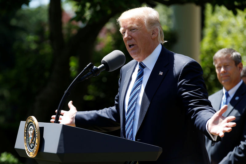 © Reuters. U.S. President Donald Trump presents the U.S. Air Force Academy football team with the Commander-in-Chief trophy in the Rose Garden of the White House in Washington