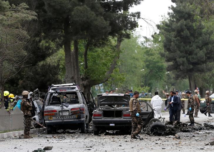 © Reuters. Agentes de segurança do Afeganistão inspecionam o local de um ataque suicida em Cabul