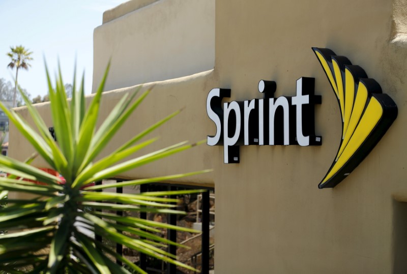 © Reuters. FILE PHOTO: The logo of U.S. mobile network operator Sprint Corp is seen at a Sprint store in San Marcos, California