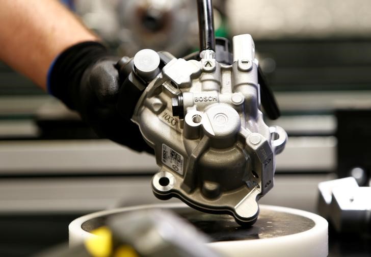 © Reuters. Employee makes final control of diesel fuel injection pump at manufacturing plant of Bosch company in Stuttgart