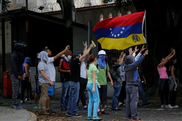 © Reuters. Manifestantes de oposição protestam contra governo de Nicolás Maduro em Caracas