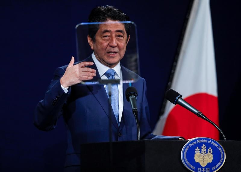 © Reuters. Premiê do Japão, Shinzo Abe, em Londres
