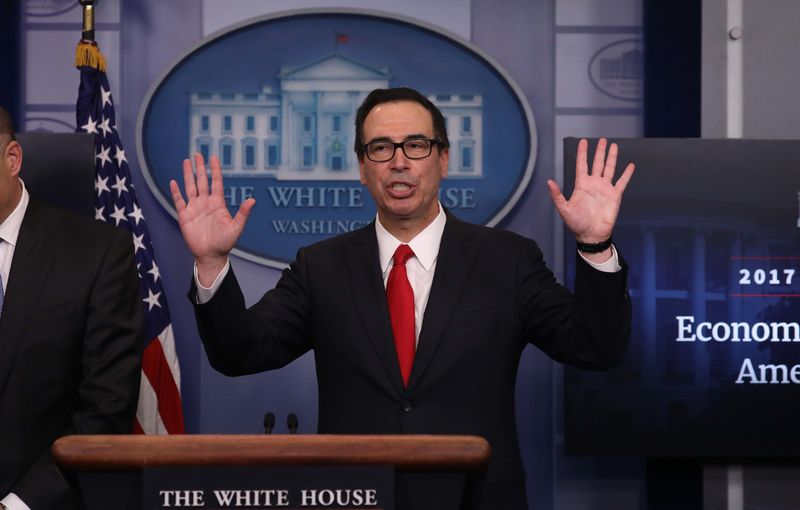 © Reuters. U.S. Treasury Secretary Mnuchin ends a briefing after unveiling Trump administration's tax reform proposal at White House in Washington