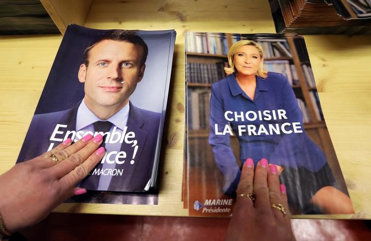 © Reuters. Civil servants prepare electoral documents for the upcoming second round of 2017 French presidential election in Nice