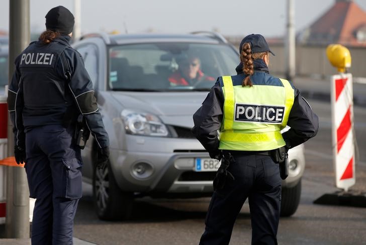 © Reuters. French and German police conduct a control at the French-German border at the Le Pont de l'Europe in Strasbourg, to check vehicles and verify the identity of travellers