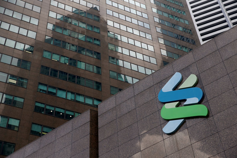 © Reuters. FILE PHOTO: File photo of a Standard Chartered bank branch in Singapore