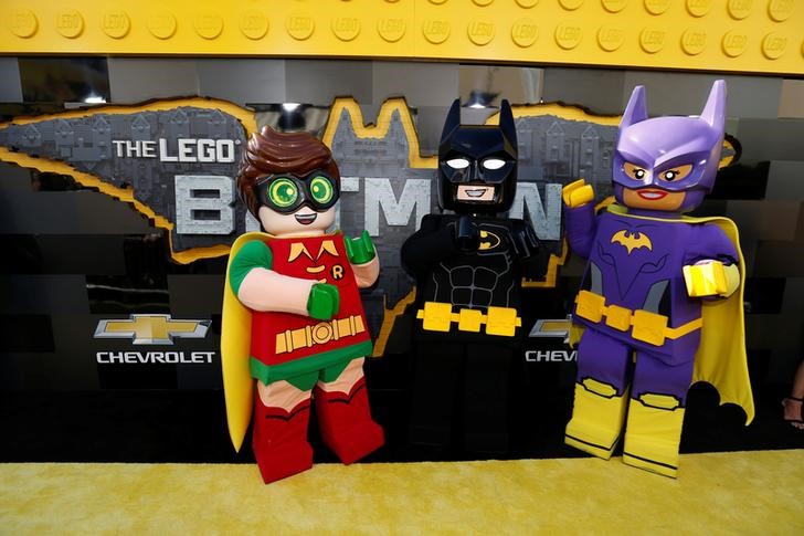 © Reuters. Personagens do filme "LEGO Batman" posam para foto em Los Angeles